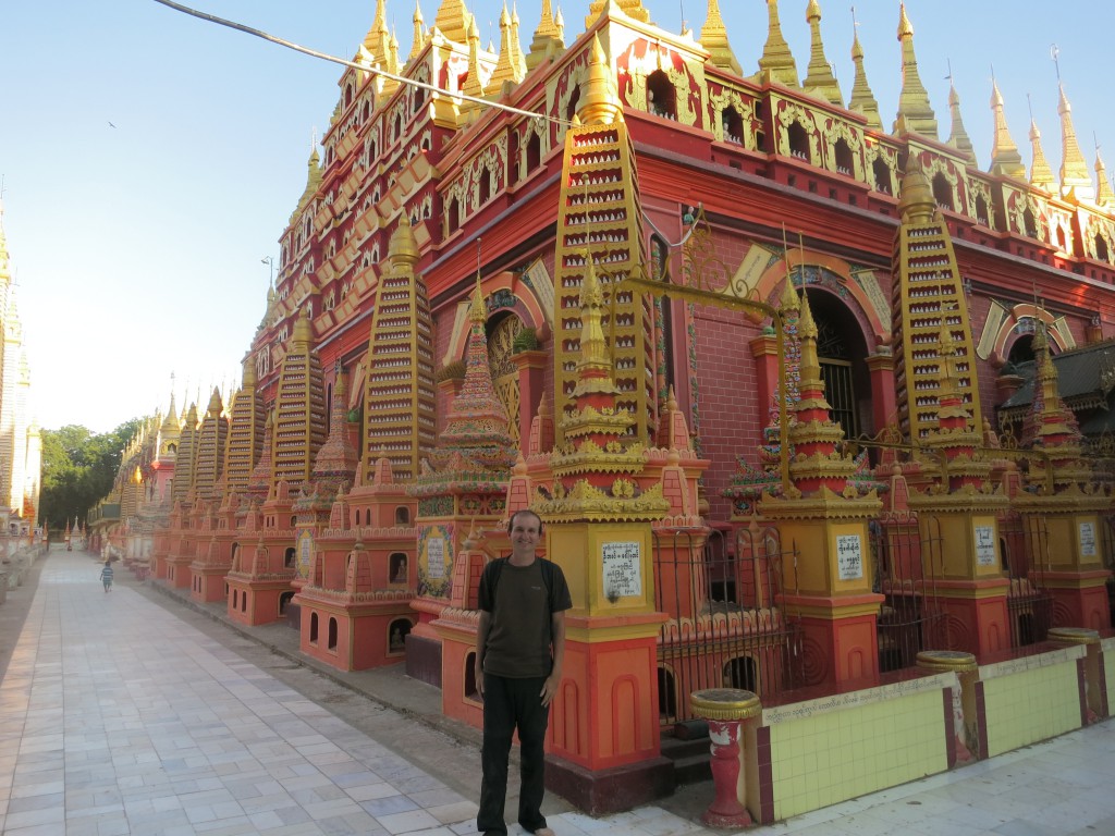 Vor der Sambuddha-Kat-Kyaw-Pagode