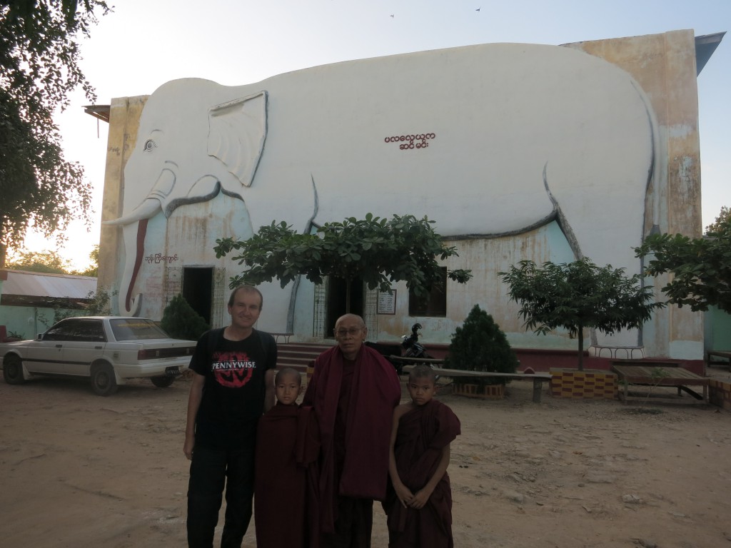 Mit dem gastgebenden Mönch des Klosters und zwei Novizen