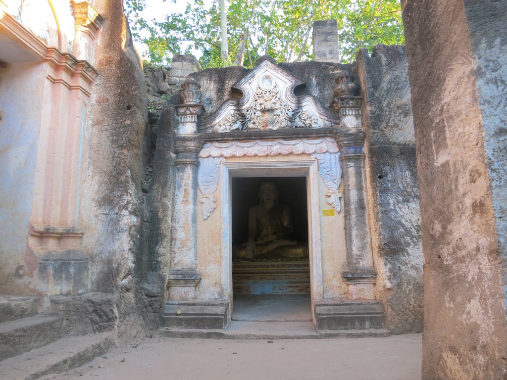 Buddha im Kloster auf dem Shweba-Hügel