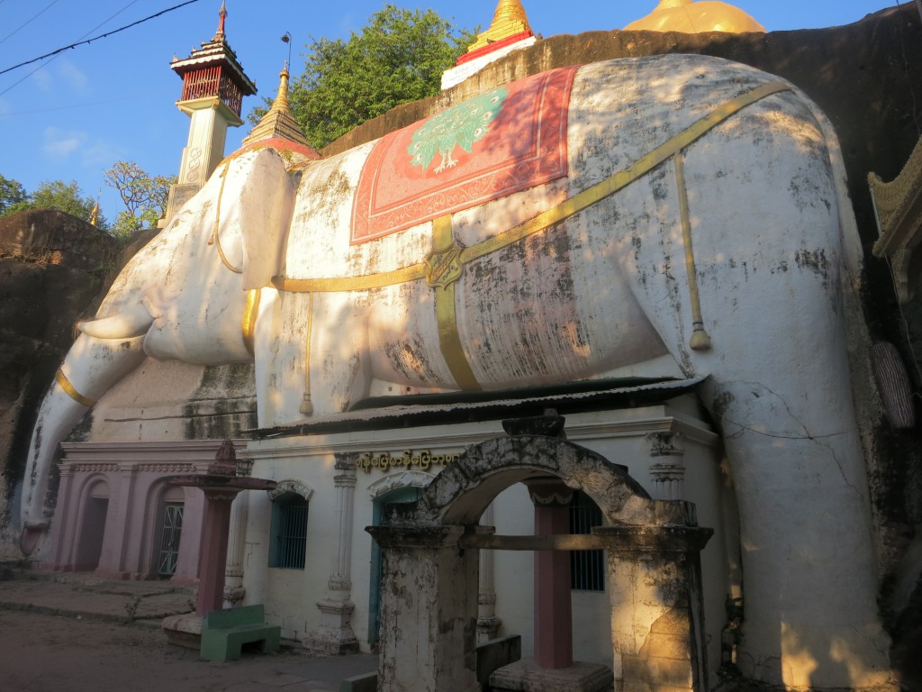 In Stein gehauener Elefant beim Kloster auf dem Shweba-Hügel