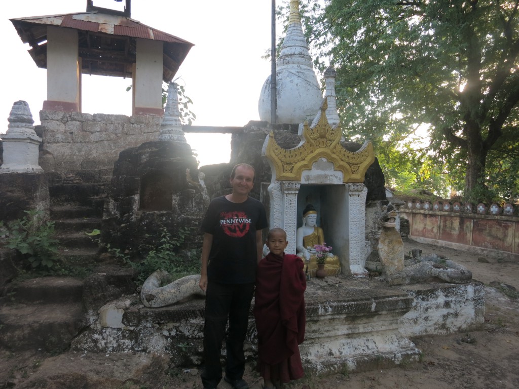 Mit dem Novizen vor einer Steinstupa