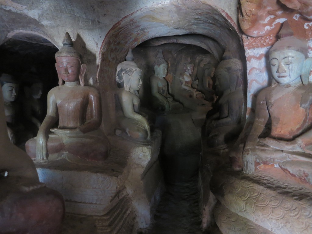In einer Buddha-Höhle auf dem Phowin-Hügel
