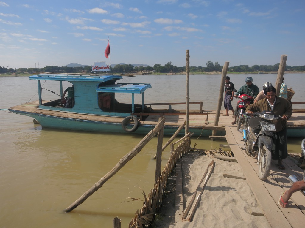 Ausstieg aus dem Motorboot am Chindwin