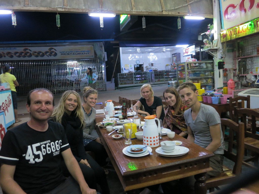Mit Sian, Swantje, Christa, Melody und Jonathan beim Abendessen