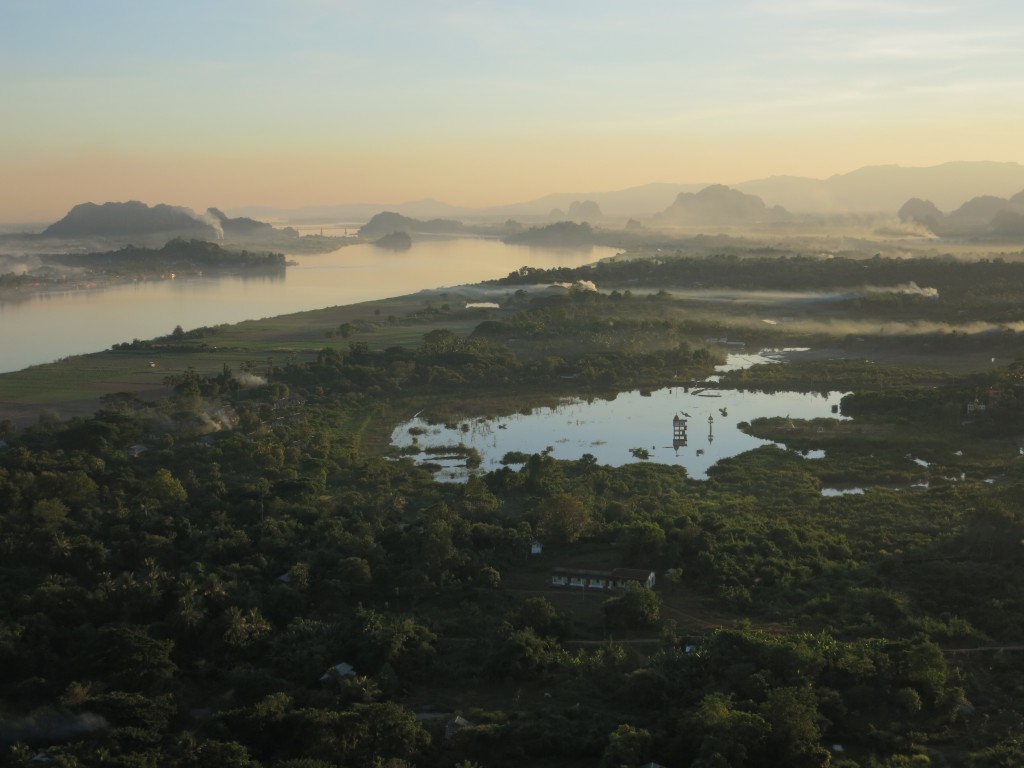 Blick auf den Salween und die umgebenden Berge