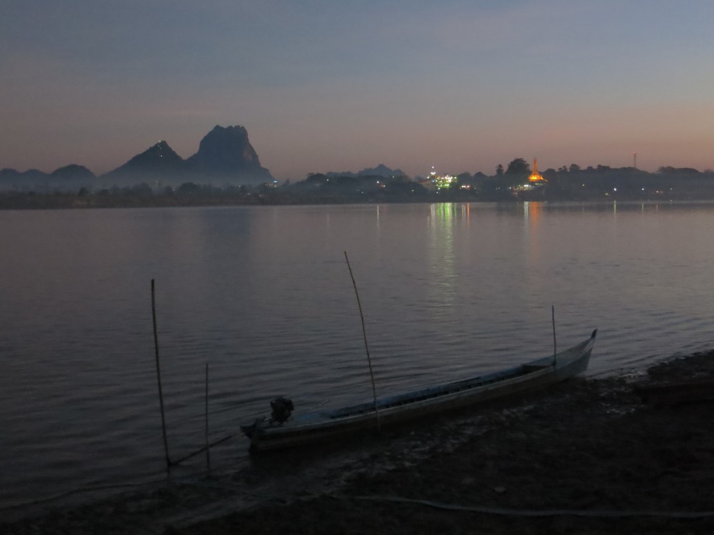 Warten auf das letzte Boot am Salween