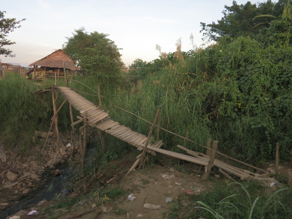 Wacklige Holzbrücke