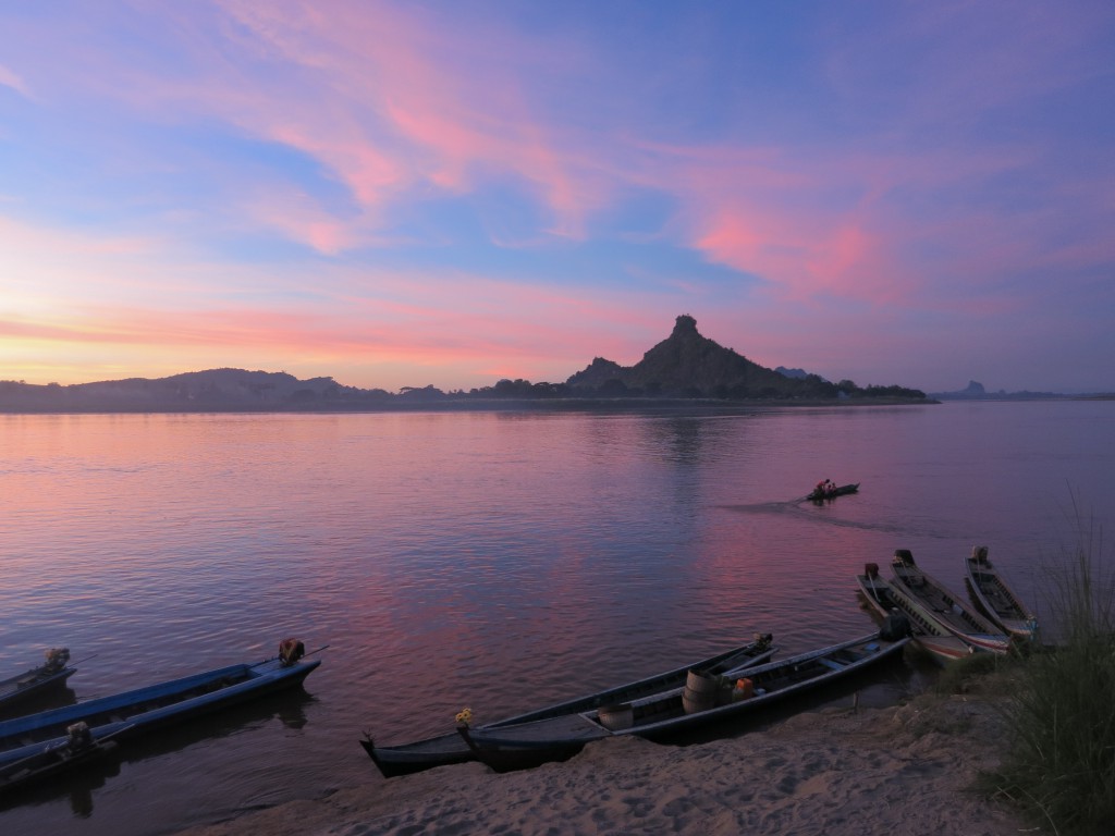 Abendstimmung am Salween mit Blick auf den Hpa Pu