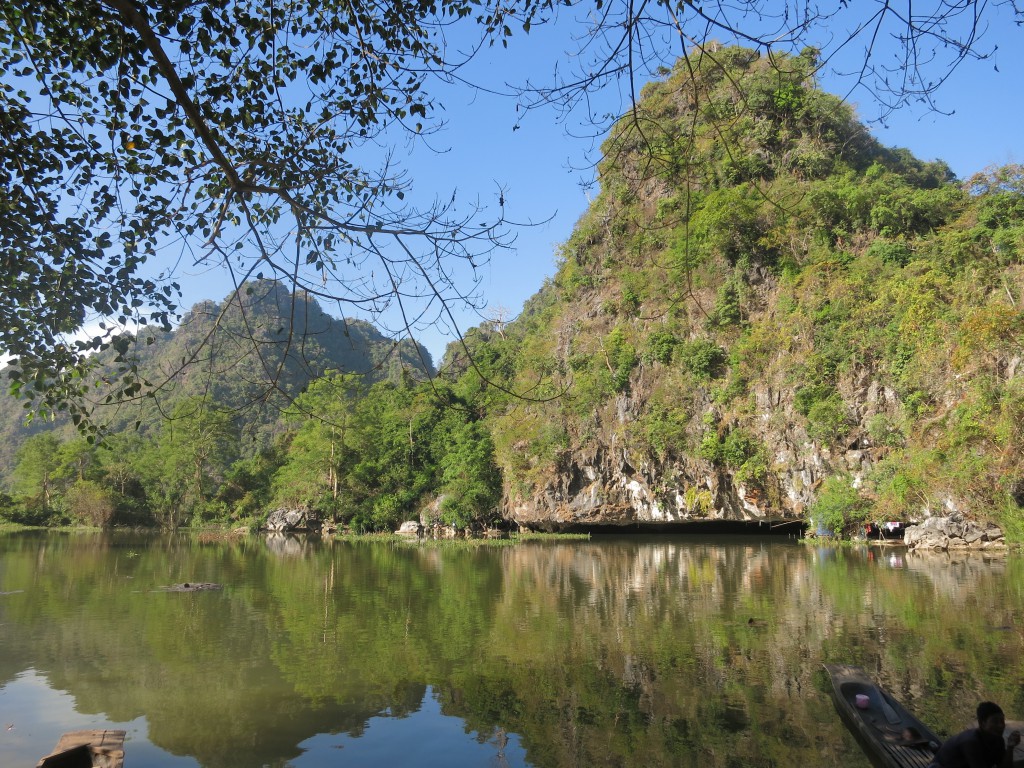 Lagune mit Verbindung zur Saddan-Höhle