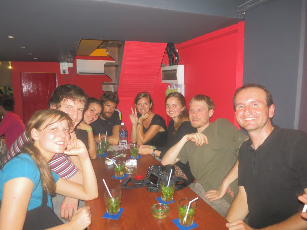 Mit Sanni, Joachim, Amelie, Phil, Swantje, Rosanna und Lukas in der Bar Ko San