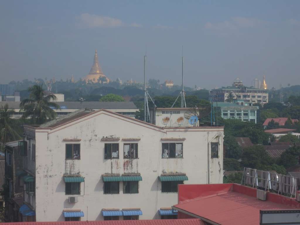 Shwedagon-Pagode im Hintergrund