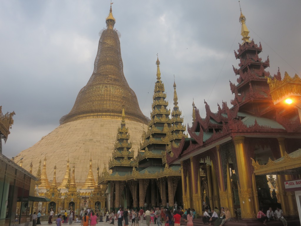 Gebäude um die Shwedagon-Pagode