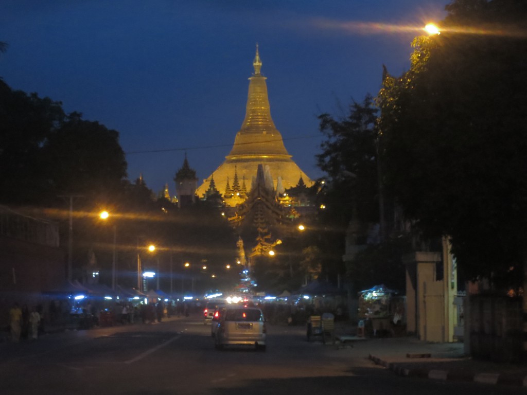 Beleuchtete Shwedagon-Pagode aus der Ferne