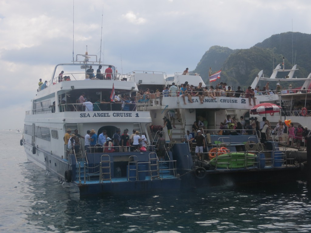 Die Schiffe Sea Angel Cruise am Hafen von Ko Phi Phi Don