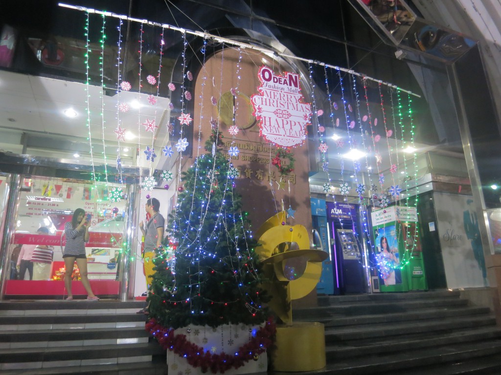 Weihnachtlich geschmücktes Einkaufszentrum