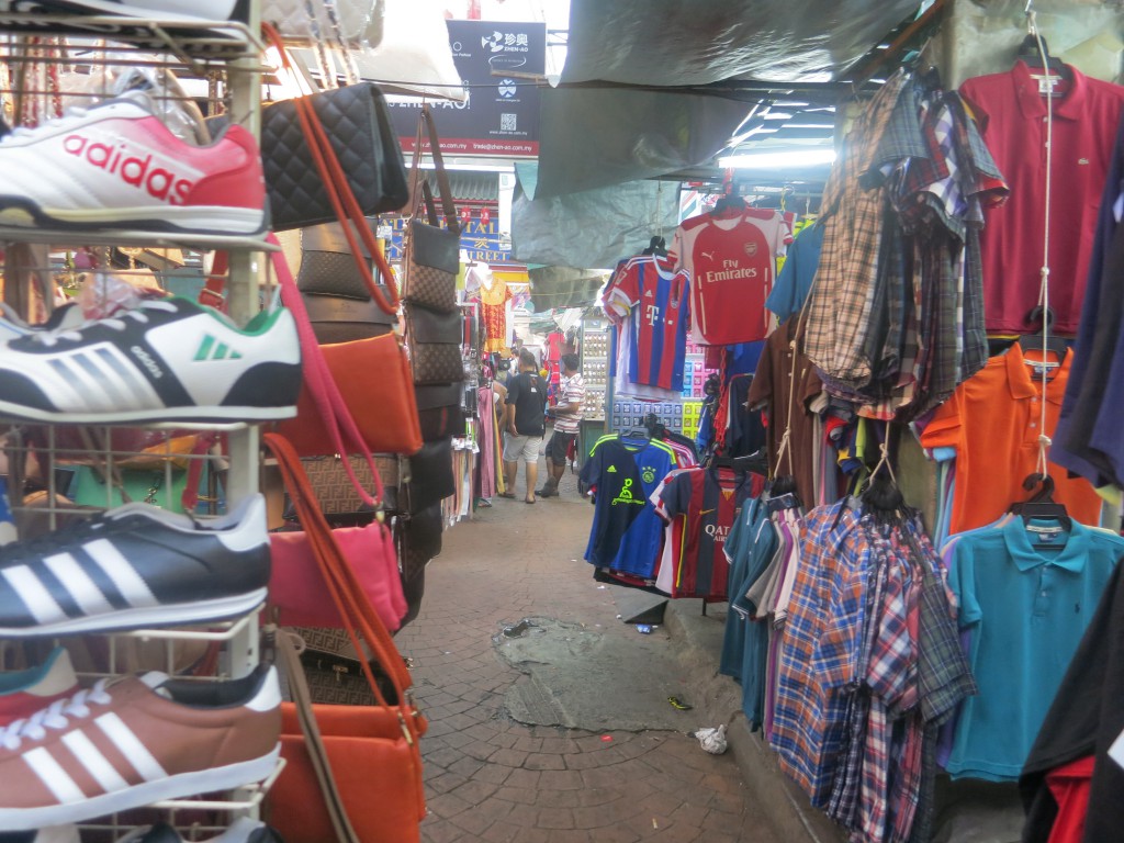 Eng aneinander gestellte Verkaufsstände im Jalan-Petaling-Markt