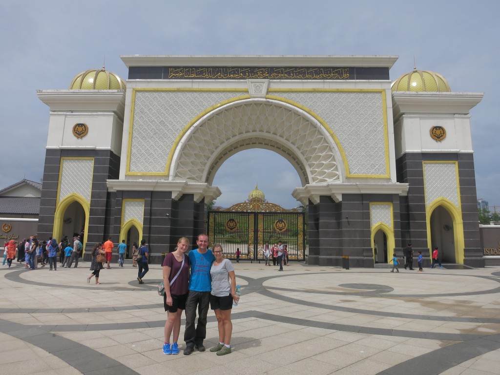 Mit Tanja und Sarah vor dem Portal des Nationalpalastes