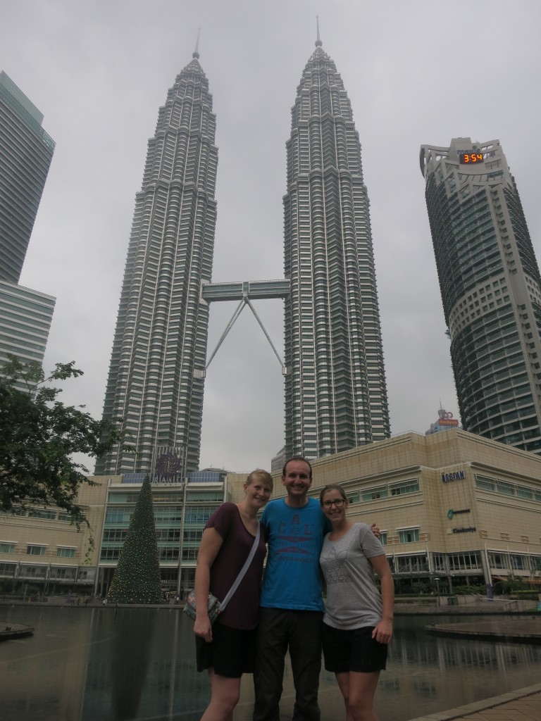 Mit Tanja und Sarah vor den Petronas Towers