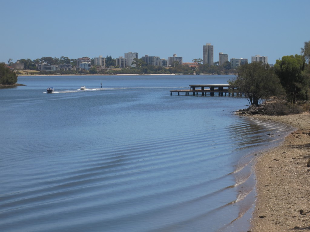 Auf der Brücke über den Swan River Richtung Heirisson Island (links)