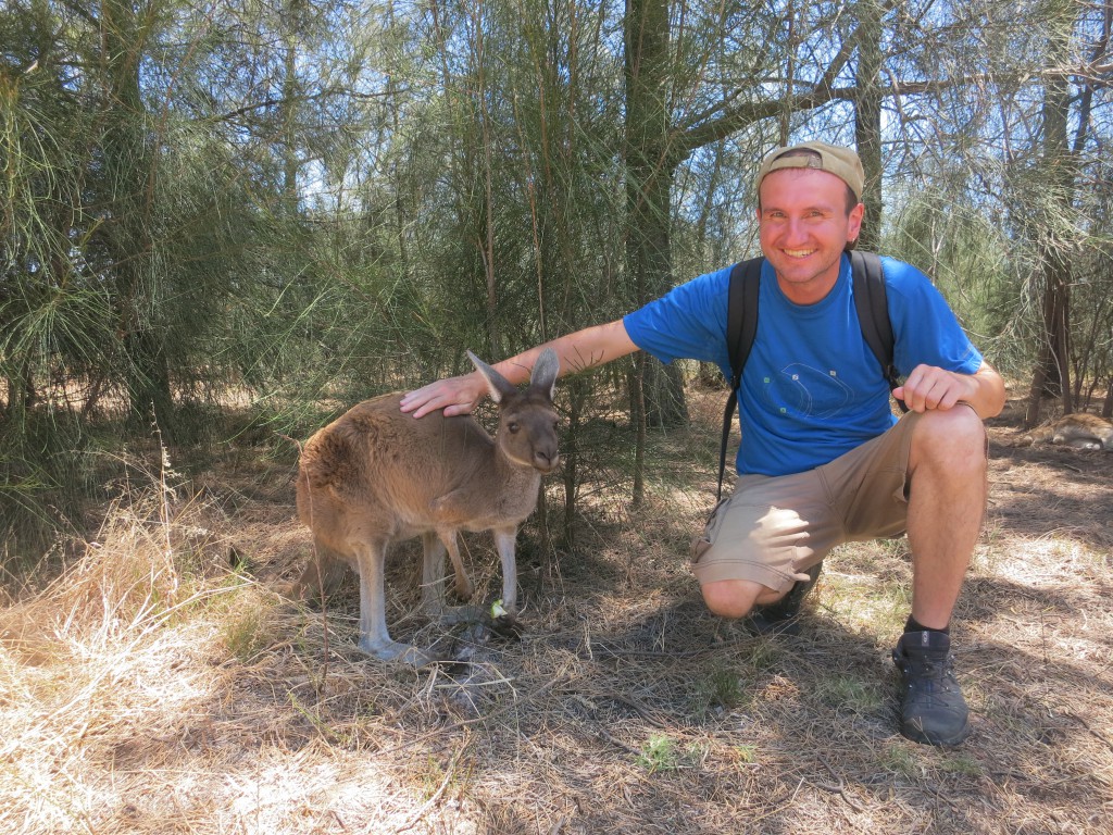 Mit einem Känguru auf Heirisson Island