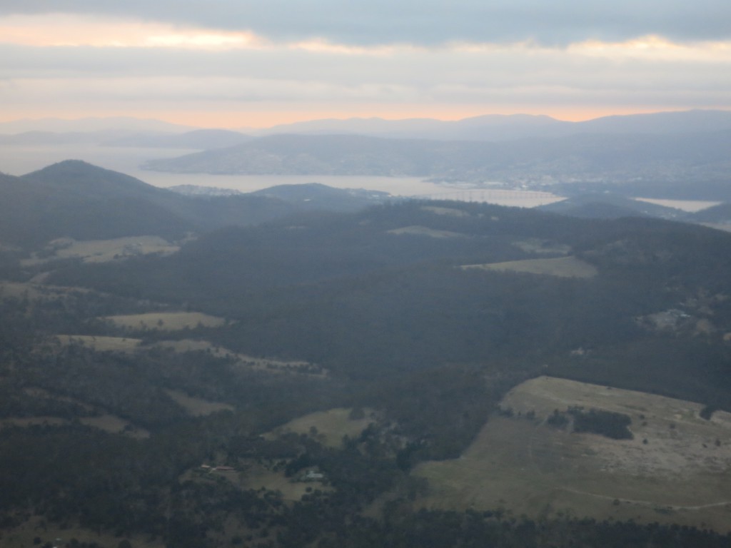 Anflug auf Hobart am Abend