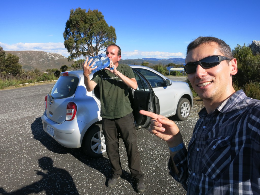 Mit gekaufter 5-Liter-Wasserflasche vor unserem Nissan Micra