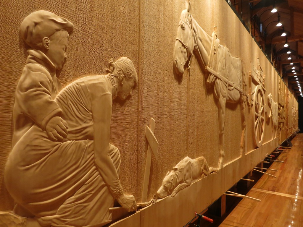 Teil der Holzwand im Museum The Wall