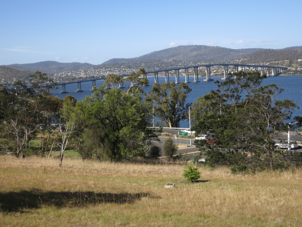 Blick vom Queens Domain auf den Derwent River und die Tasman Bridge
