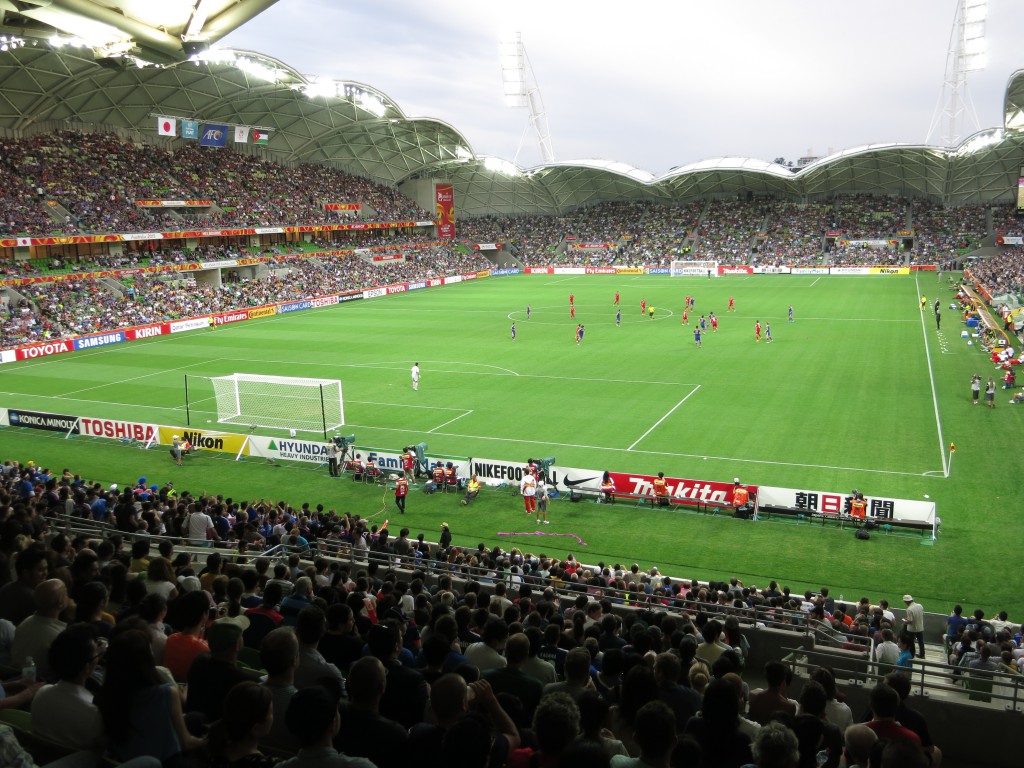 Japan (in blau) gegen Jordanien (in rot) im Rectangular Stadium