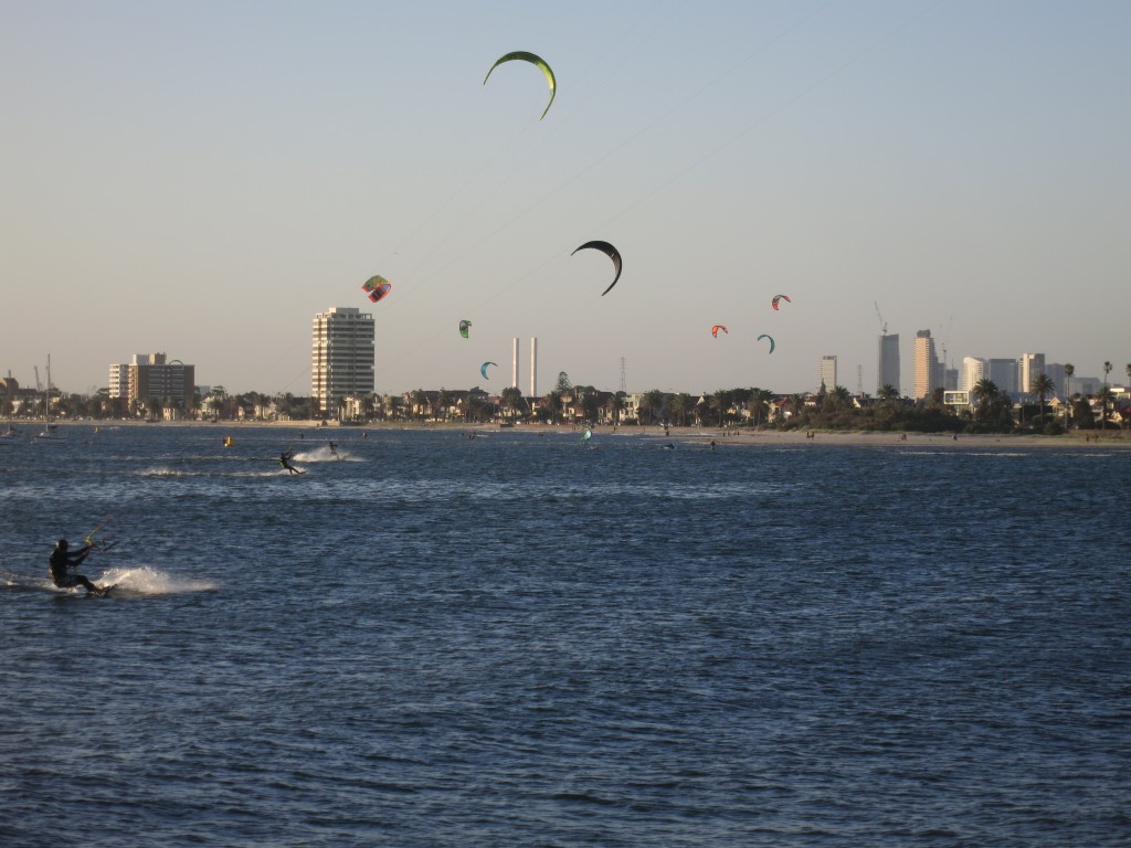 Kiteboarder in St. Kilda mit Melbournes Skyline im Hintergrund