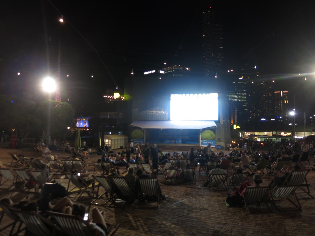 Live-Tennis auf dem Großbildschirm am Federation Square