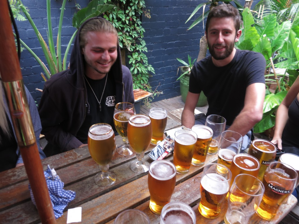 Tim und Richard im Biergarten des McMahon's