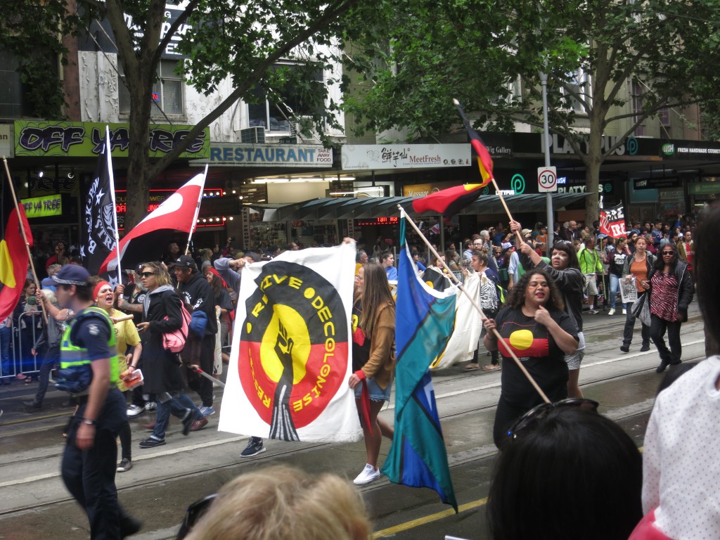 Aborigines und ihre Sympathisanten im Protestmarsch am Anschluss an die Parade