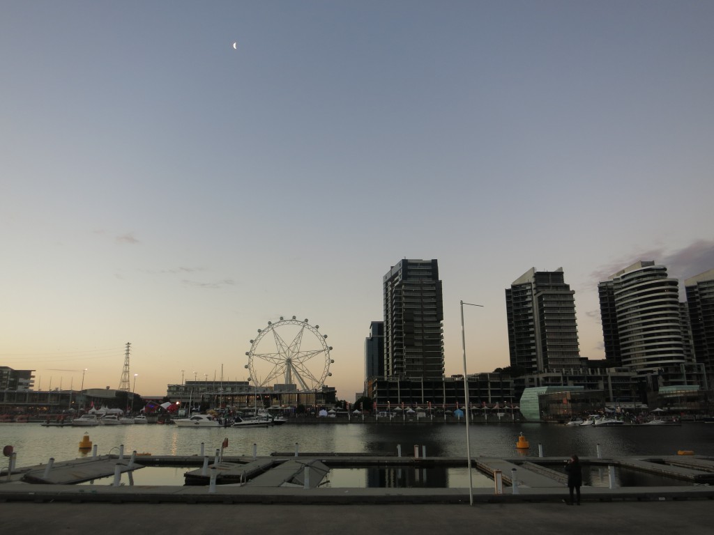 Abendlicher Blick auf das Riesenrad bei den Docklands