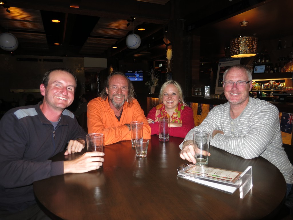 Mit Roland, Susanne und Paul bei einem abschließenden Bier