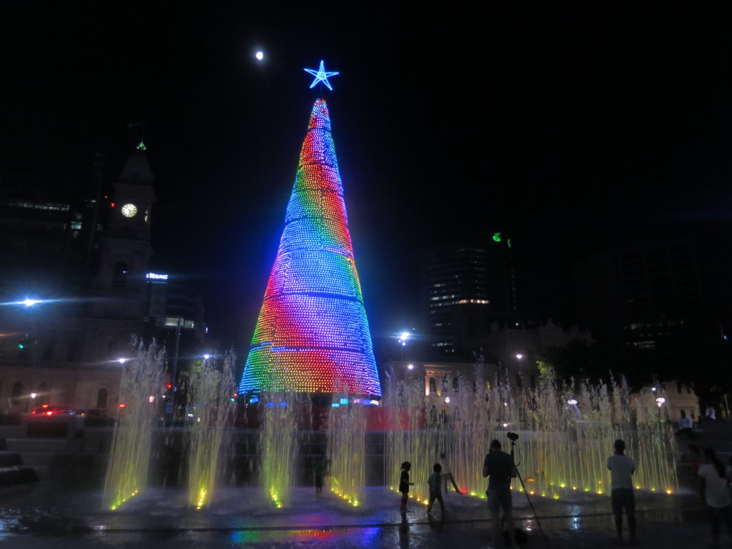 Weihnachtsbaum auf dem Victoria Square bei Nacht