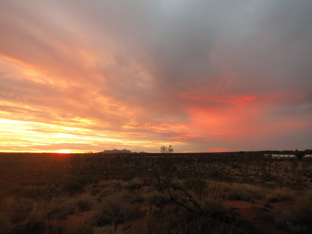 Farbenfroher Himmel vor den Kata Tjuta