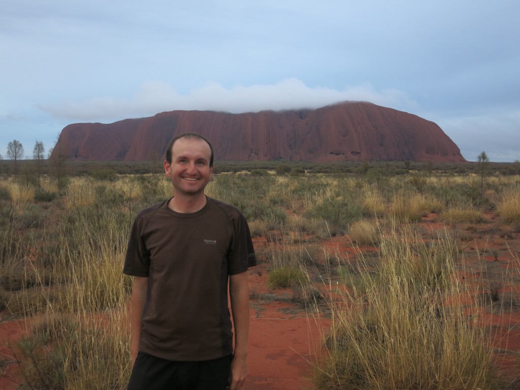 Beim Uluru mit Wolkendecke am Morgen