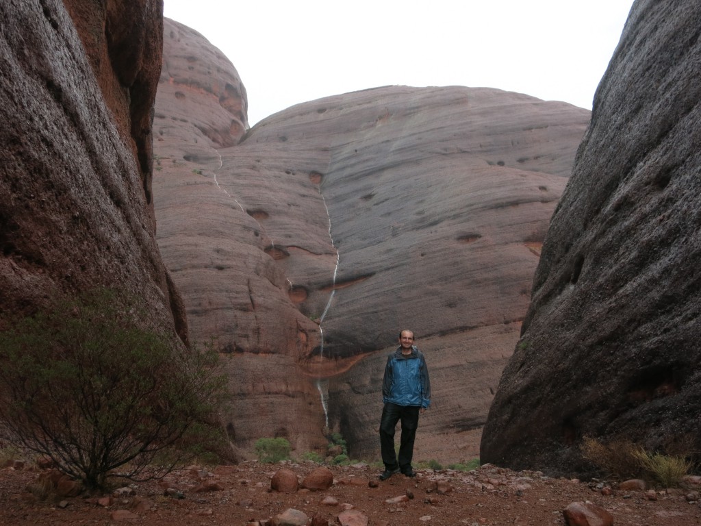 Bei den Kata Tjuta zwischen den Felsen an der Kuppe