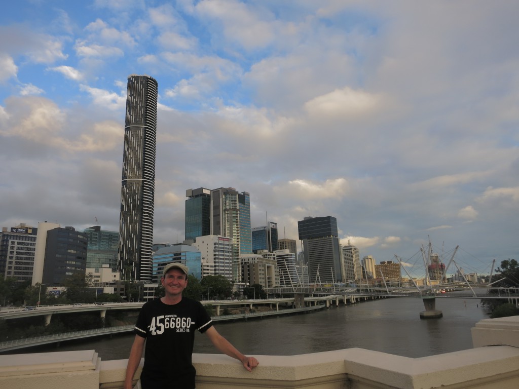 Vor dem Brisbane River und der Skyline