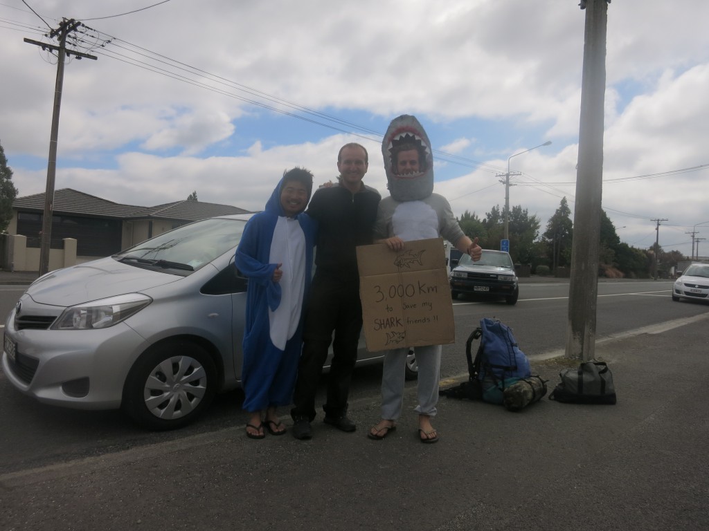 Mit zwei kostümierten Anhaltern in Balclutha