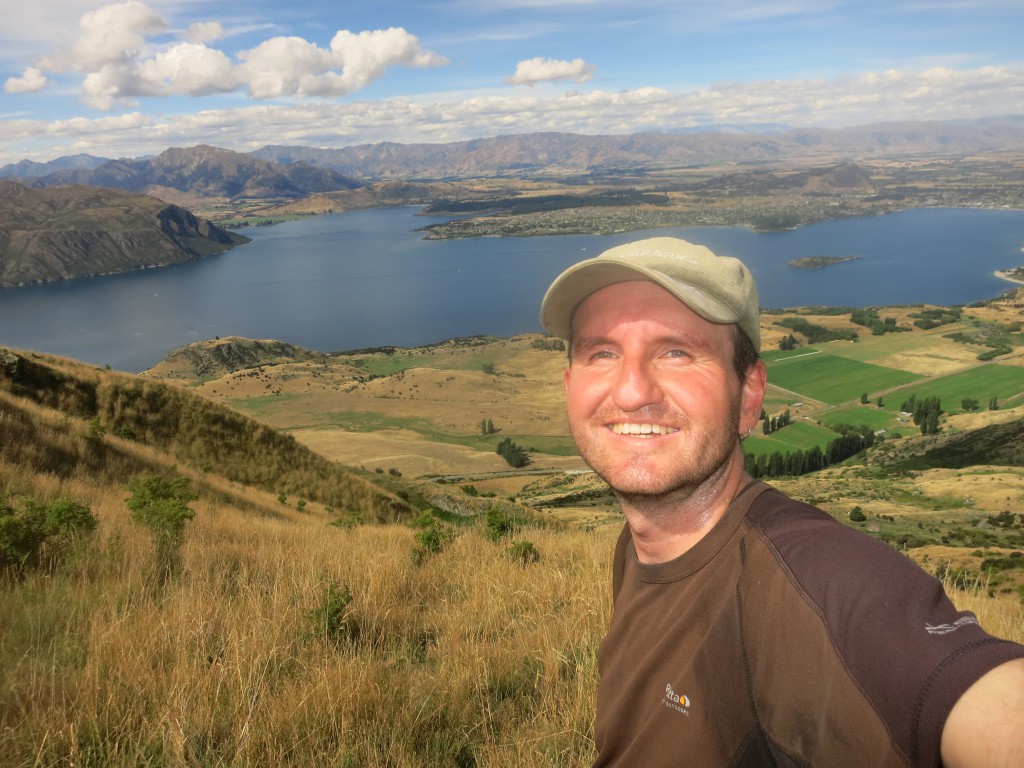 Abseits des Roys Peak Track mit Blick auf den Ort und Lake Wanaka