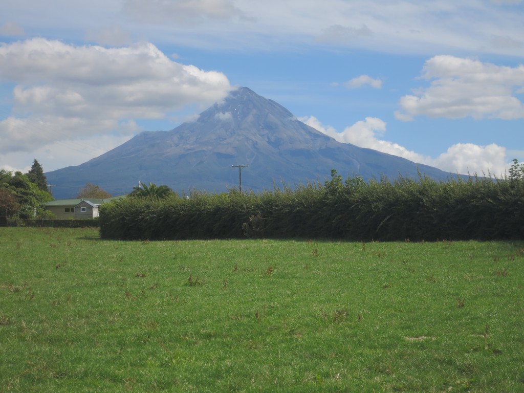 Blick auf den Mount Taranaki zwischen Stratford und Inglewood