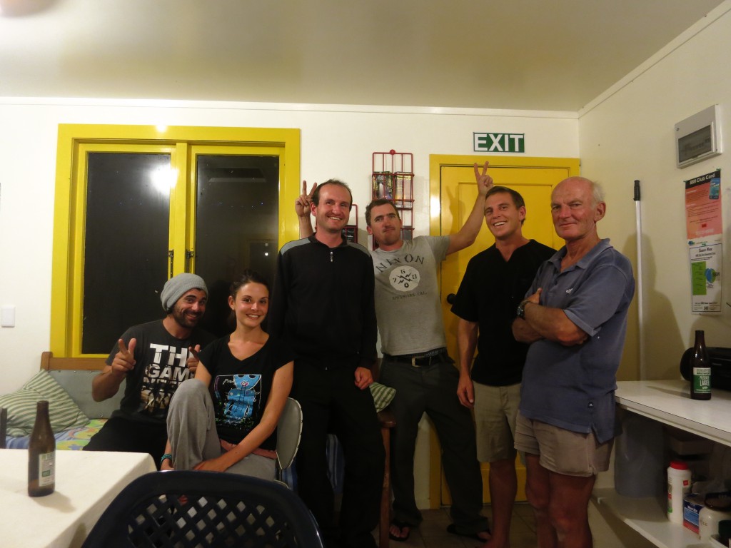 Mit Tony, Elodie, Leon, Paul und Lenny in der Hostelküche