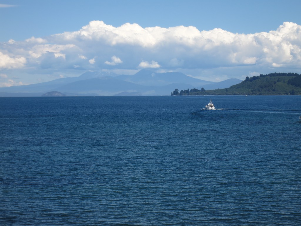 Lake Taupo mit den Bergen des Tongariro-Nationalparks im Hintergrund