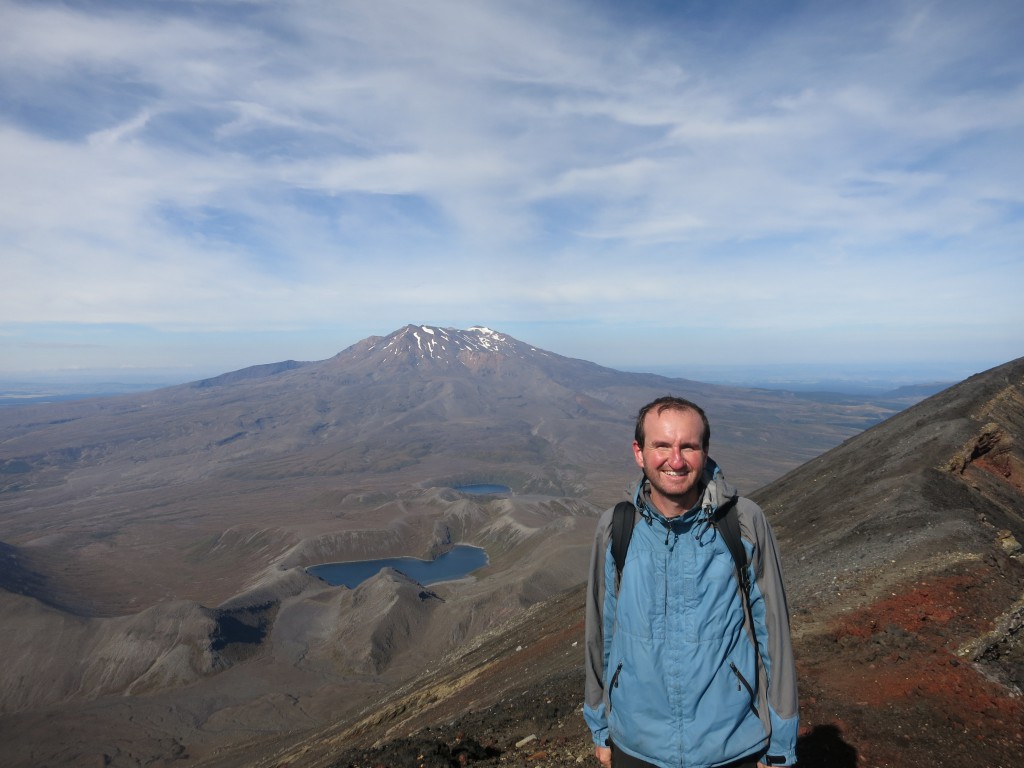 Tongariro-Nationalpark: Auf dem Mount Ngauruhoe mit dem Mount Ruapehu im Hintergrund