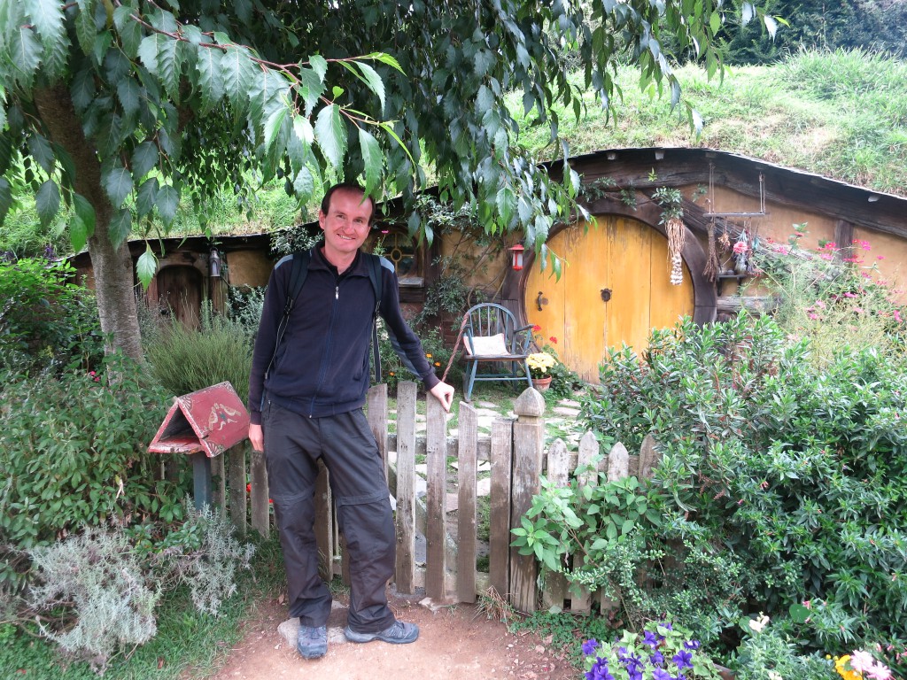 Hobbiton Movie Set: Vor dem Eingang einer Hobbithöhle