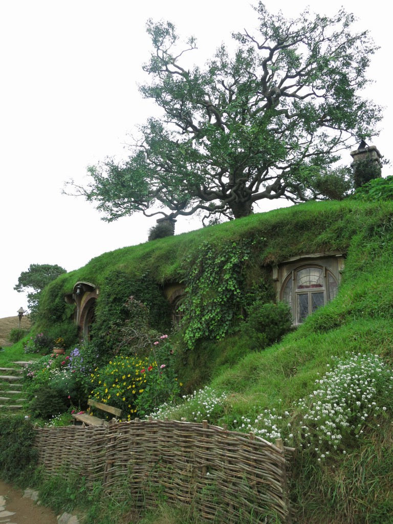 Hobbiton Movie Set: Teurer künstlicher Baum über Frodos und Bilbos Höhle