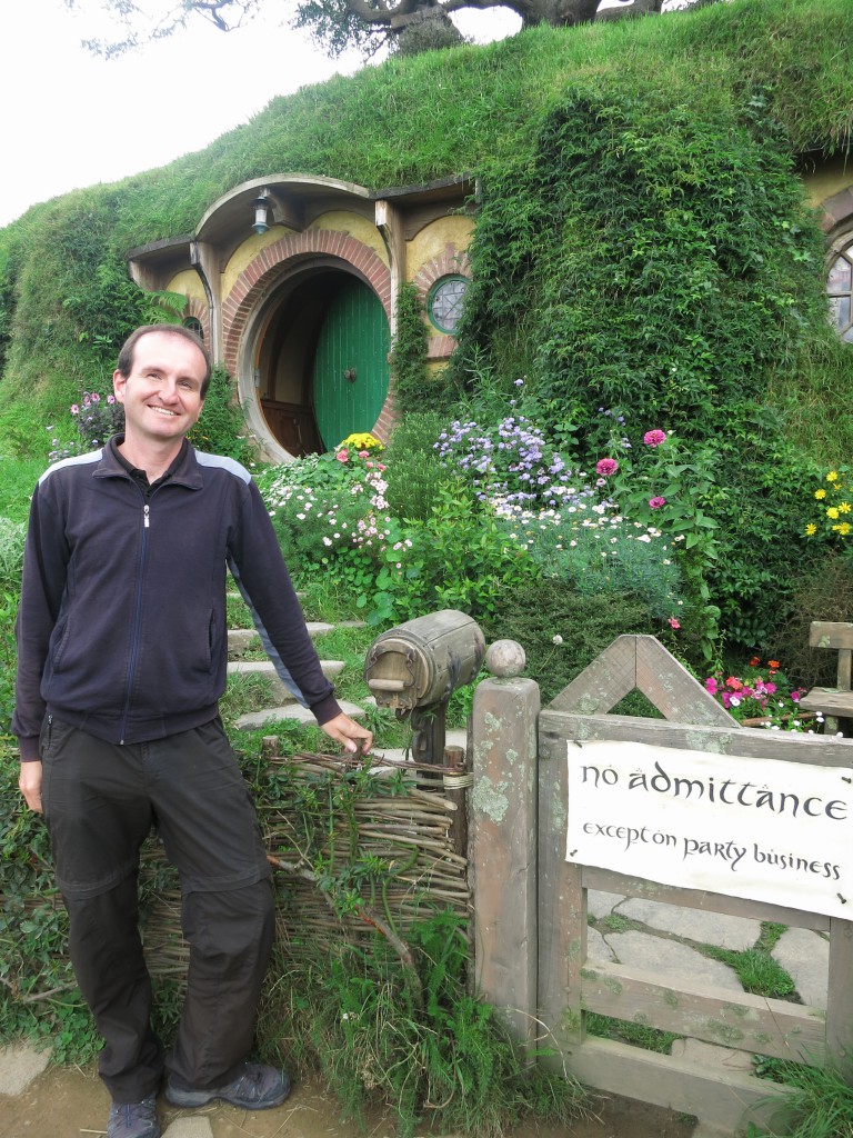 Hobbiton Movie Set: Vor dem Eingang von Frodos und Bilbos Höhle