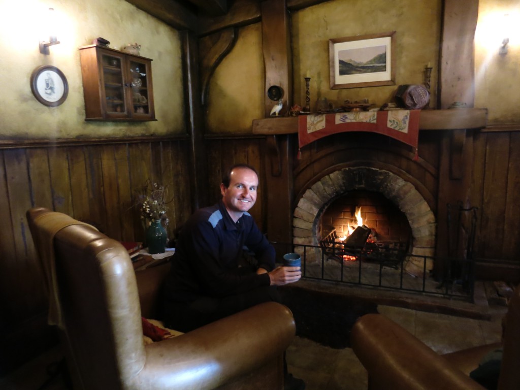 Hobbiton Movie Set: Bierchen am Kaminfeuer im Green Dragon